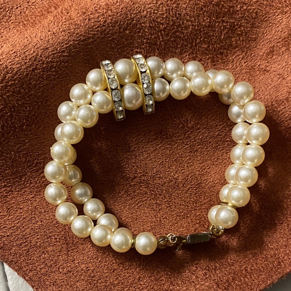 Vintage Small Elegant Pearl Bracelet with Gold Accents